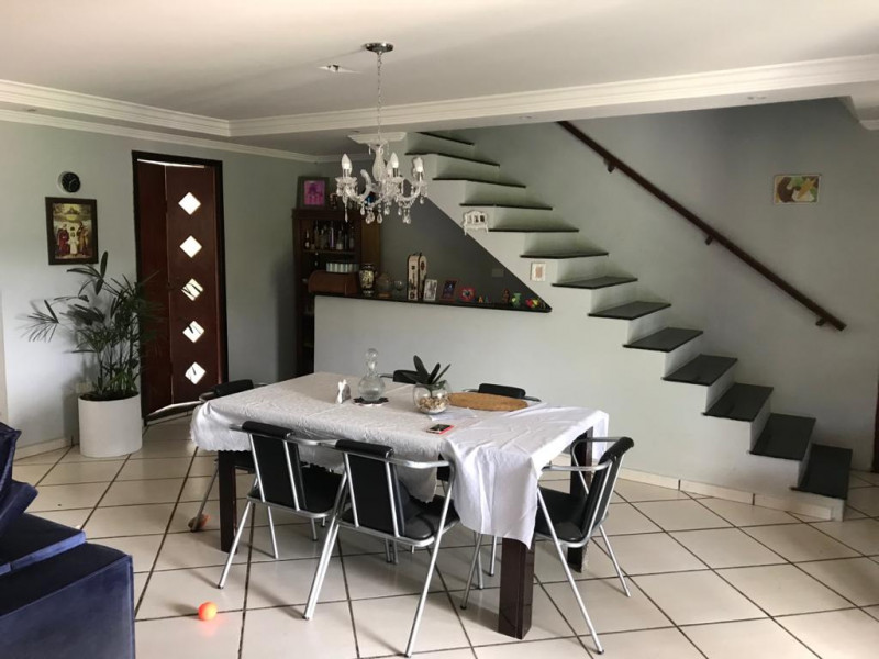 Casa de condomínio à venda Centro com 376m² e 4 quartos por R$ 692.000 - 2105055959-sala-ampla.jpeg