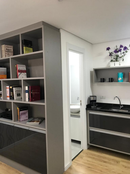 Comercial à venda Centro com 29m² e 1 quarto por R$ 295.000 - 1804625535-estante-e-cozinha.jpeg