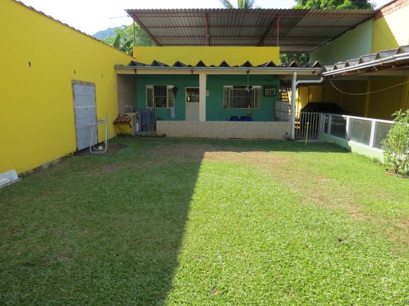 Casa à venda Sampaio (Vila Inhomirim) com 480m² e 3 quartos por R$ 260.000 - 823469254-gramado-olhando-dos-fundos-copia.JPG