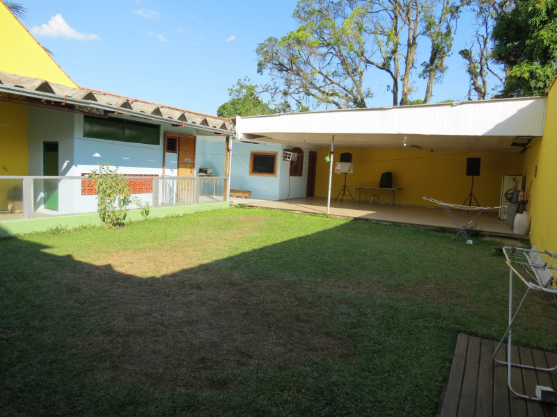 Casa à venda Sampaio (Vila Inhomirim) com 480m² e 3 quartos por R$ 260.000 - 884444440-gramado-olhando-do-escritorio-copia.JPG