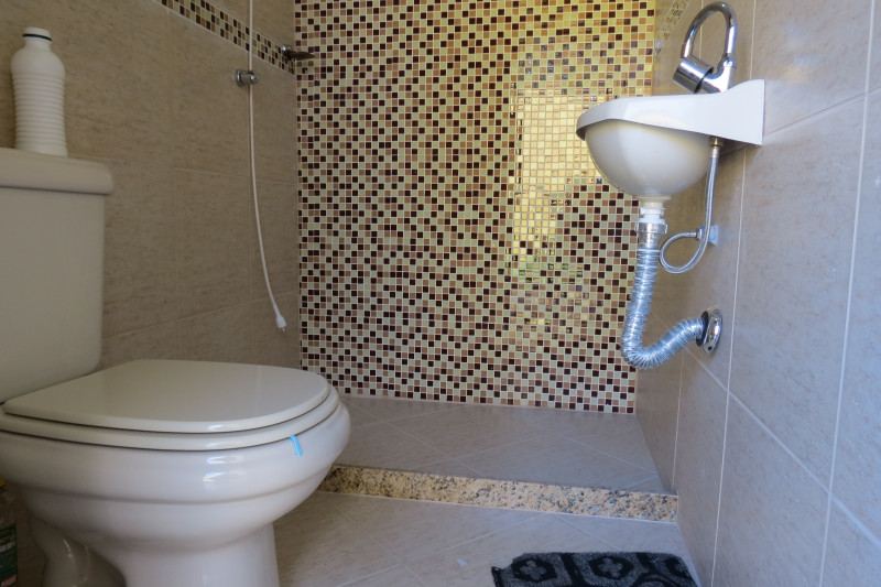 Casa à venda Sampaio (Vila Inhomirim) com 480m² e 3 quartos por R$ 260.000 - 93629872-banheiro-externo-copia.JPG