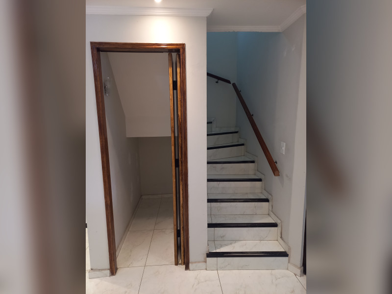 Casa de condomínio à venda Vila Araguaia com 136m² e 3 quartos por R$ 380.000 - dispensa-escada.jpg