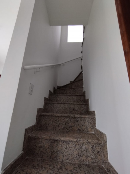 Casa à venda Aguassai com 70m² e 3 quartos por R$ 375.000 - 469006044-foto-escada-interna.jpg