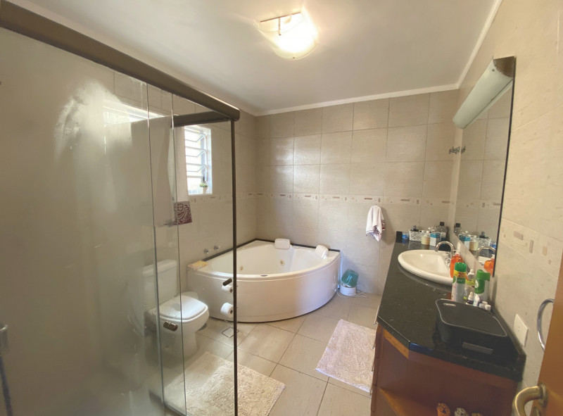 Casa à venda Perdizes com 440m² e 4 quartos por R$ 2.990.000 - 1239446150-suite-princ-banho.jpg