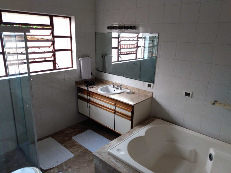 Casa à venda Santo Amaro com 580m² e 5 quartos por R$ 3.500.000 - 1665186411-banheiro-suite-king.jpg