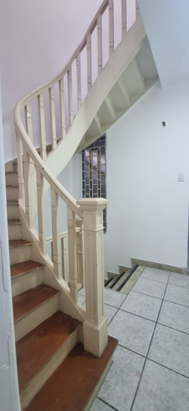 Casa à venda Tijuca com 270m² e 5 quartos por R$ 1.400.000 - 1872975633-escada-2o-andar-d.jpeg