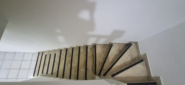 Casa à venda Tijuca com 270m² e 5 quartos por R$ 1.400.000 - 21254789-escada-1o-andar-j.jpeg