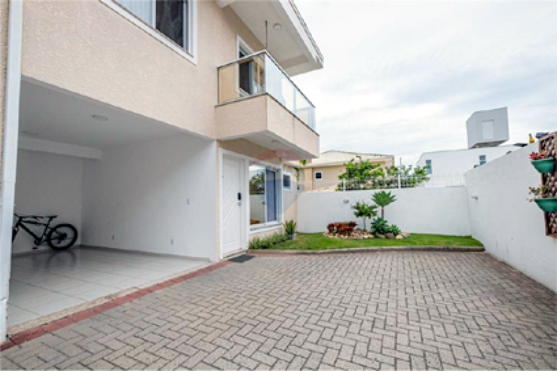 Casa à venda Ingleses Centro com 144m² e 3 quartos por R$ 830.000 - 946880681-jardim.png