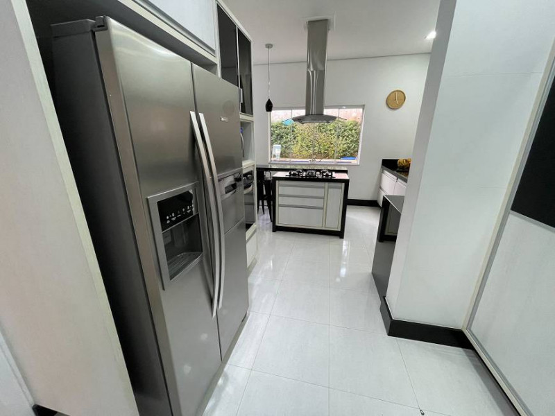 Casa de condomínio à venda Vila Mira com 372m² e 4 quartos por R$ 2.950.000 - 1001774447-rouxinol-atibaia-cozinha-5.jpg