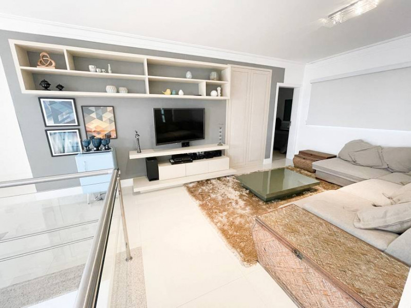 Casa de condomínio à venda Vila Mira com 372m² e 4 quartos por R$ 2.950.000 - 1185761439-rouxinol-atibaia-sala-tv-1.jpg