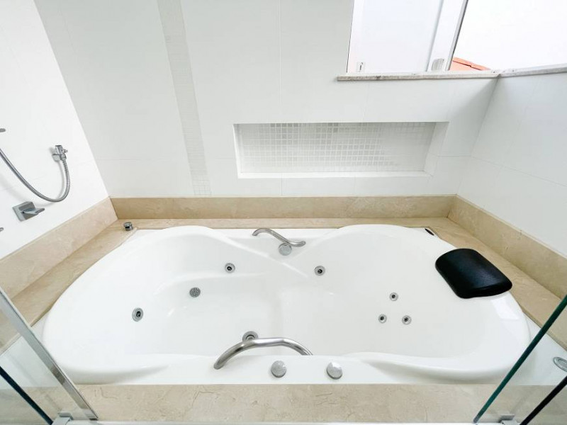 Casa de condomínio à venda Vila Mira com 372m² e 4 quartos por R$ 2.950.000 - 1268171952-rouxinol-atibaia-banheiro-suite-master-2.jpg