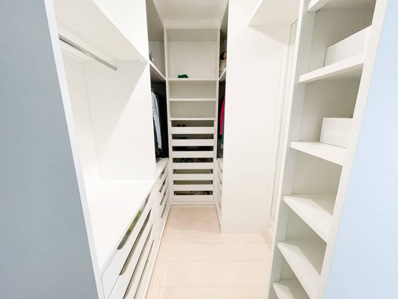 Casa de condomínio à venda Vila Mira com 372m² e 4 quartos por R$ 2.950.000 - 1446918899-rouxinol-atibaia-suite-master-closet.jpg