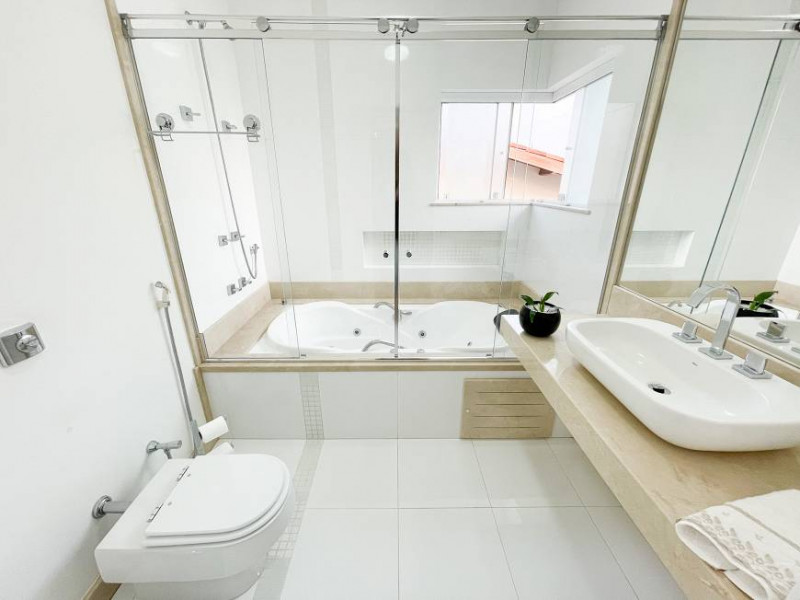 Casa de condomínio à venda Vila Mira com 372m² e 4 quartos por R$ 2.950.000 - 1812247252-rouxinol-atibaia-banheiro-suite-master-1.jpg