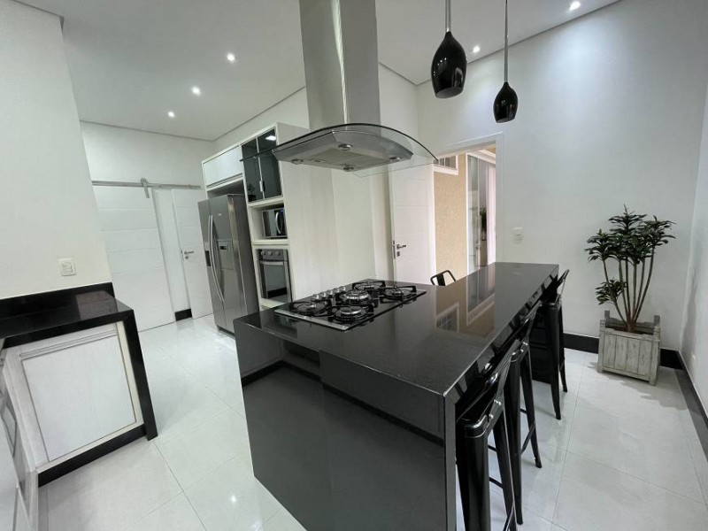 Casa de condomínio à venda Vila Mira com 372m² e 4 quartos por R$ 2.950.000 - 1907887678-rouxinol-atibaia-cozinha-4.jpg