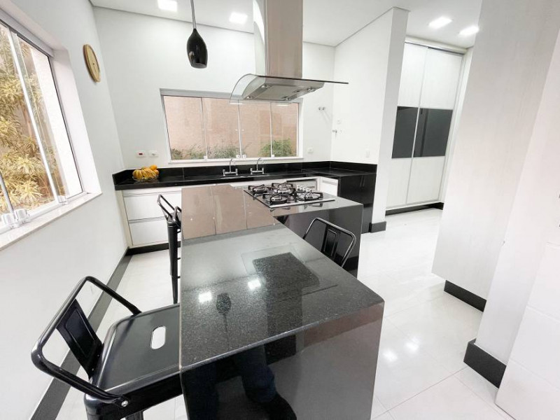 Casa de condomínio à venda Vila Mira com 372m² e 4 quartos por R$ 2.950.000 - 2093593273-rouxinol-atibaia-cozinha-2.jpg