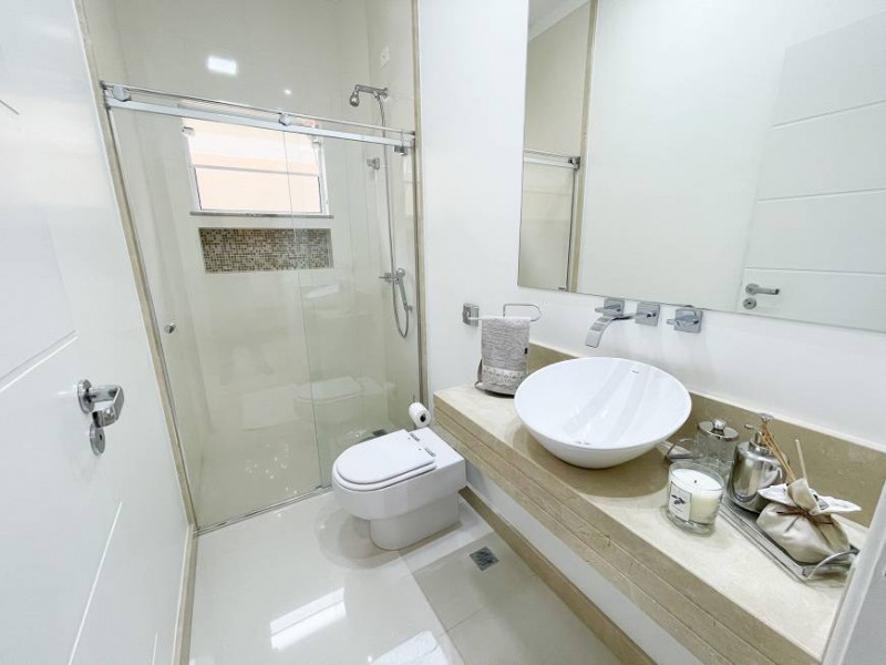 Casa de condomínio à venda Vila Mira com 372m² e 4 quartos por R$ 2.950.000 - 2099175520-rouxinol-atibaia-lavabo.jpg