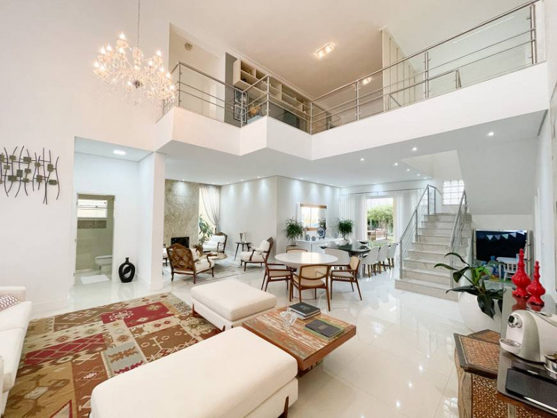 Casa de condomínio à venda Vila Mira com 372m² e 4 quartos por R$ 2.950.000 - 437847053-rouxinol-atibaia-sala-pe-direito-duplo.jpg