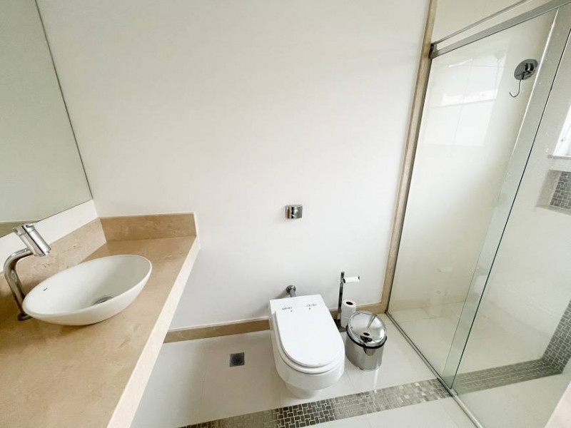 Casa de condomínio à venda Vila Mira com 372m² e 4 quartos por R$ 2.950.000 - 608690276-rouxinol-atibaia-banheiro-suite.jpg