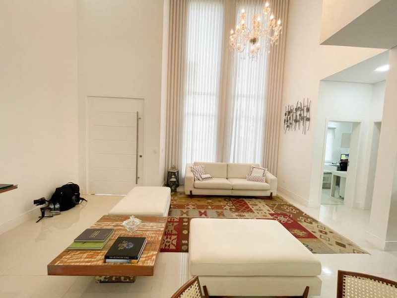 Casa de condomínio à venda Vila Mira com 372m² e 4 quartos por R$ 2.950.000 - 689961001-rouxinol-atibaia-sala-2.jpg