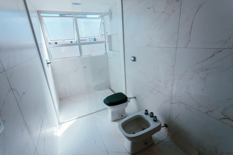 Apartamento à venda Mercês com 144m² e 4 quartos por R$ 720.000 - 254776196-020-bwc-suite-02.jpg