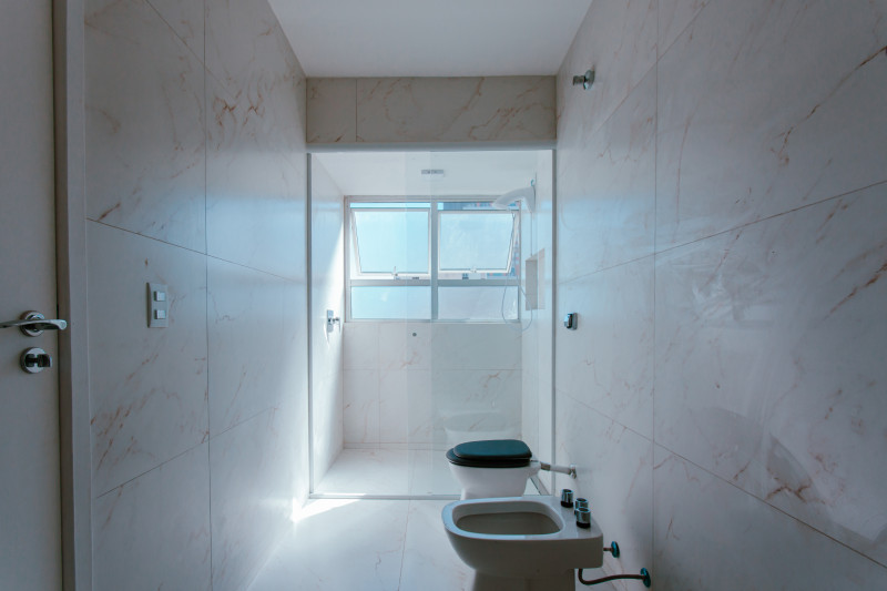 Apartamento à venda Mercês com 144m² e 4 quartos por R$ 720.000 - 969055325-020-bwc-suite-01.jpg
