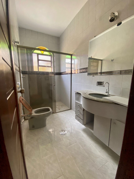 Casa à venda Ouro Minas com 313m² e 4 quartos por R$ 559.000 - 1020866727-banheiro-social.jpeg