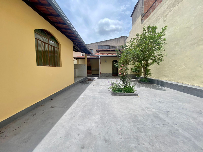 Casa à venda Ouro Minas com 313m² e 4 quartos por R$ 559.000 - 1649195219-casa-fundos-2.jpeg