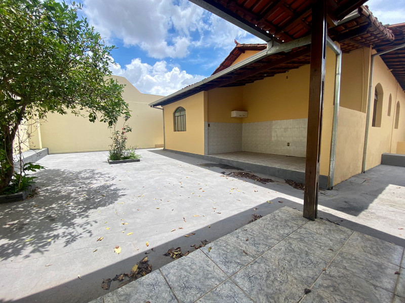 Casa à venda Ouro Minas com 313m² e 4 quartos por R$ 559.000 - 1731235046-casa-fundos.jpeg