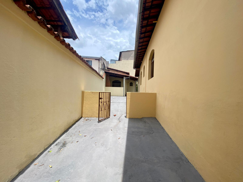 Casa à venda Ouro Minas com 313m² e 4 quartos por R$ 559.000 - 2096452660-casa-corredor-2.jpeg