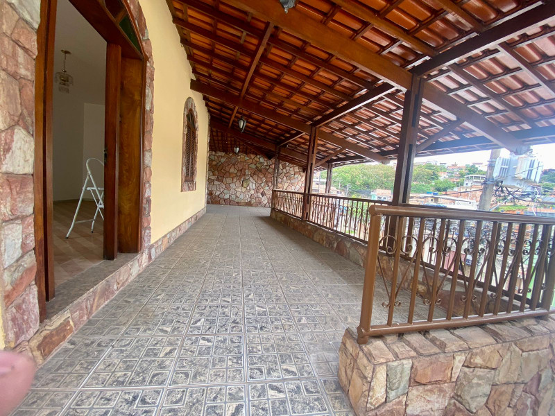 Casa à venda Ouro Minas com 313m² e 4 quartos por R$ 559.000 - 684415693-casa-varanda-2.jpeg