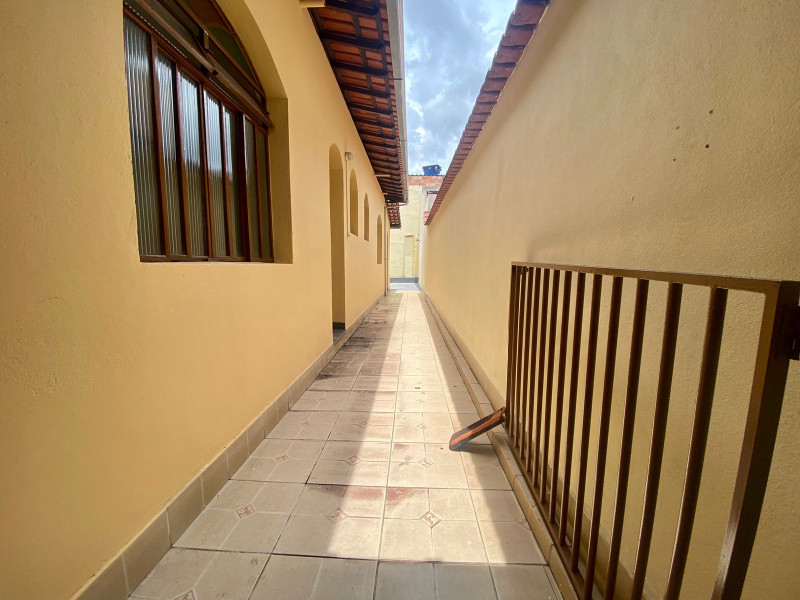Casa à venda Ouro Minas com 313m² e 4 quartos por R$ 559.000 - 979974425-casa-corredor.jpeg