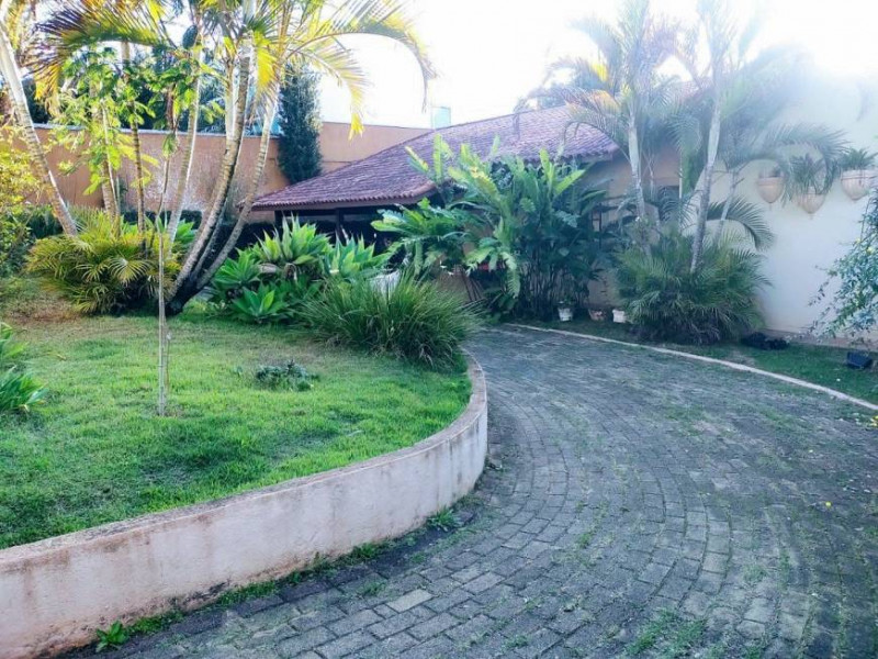 Casa de condomínio à venda Centro com 1000m² e 4 quartos por R$ 1.350.000 - 2016157603-foto-casa-frente-1.jpg