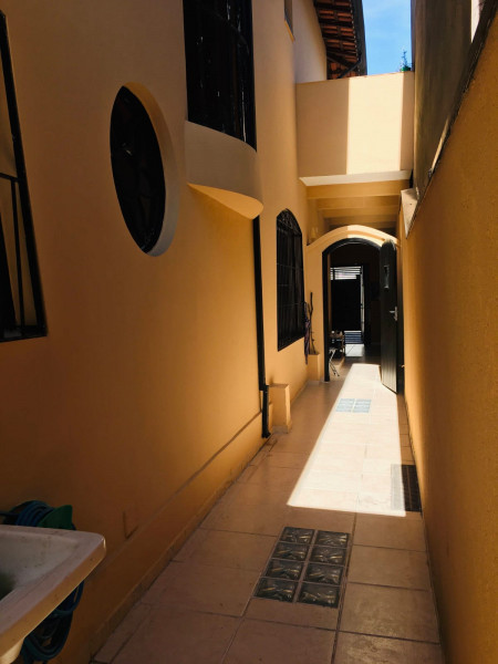 Casa à venda Jardim Consórcio com 141m² e 3 quartos por R$ 600.000 - 1309103284-corredor-lateral.jpeg