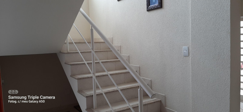 Casa à venda Jardim Murayama com 260m² e 3 quartos por R$ 1.200.000 - 1989543297-escada-acesso-ala-intima.jpeg