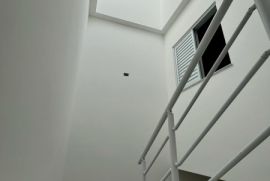 Casa à venda Jardim Santo Antoninho com 110m² - 3 dormitórios -  vagas - R$ 730.000 - 1193147322-claraboia-escada.jpg