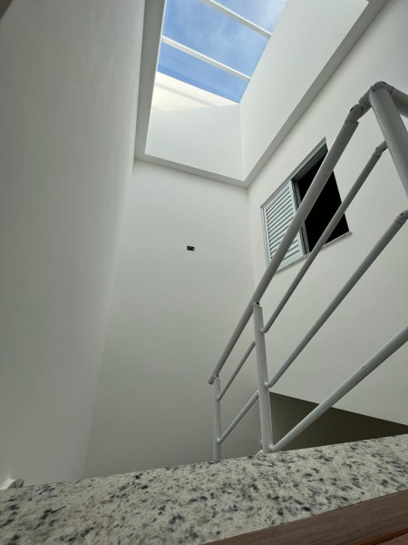 Casa à venda Jardim Santo Antoninho com 110m² e 3 quartos por R$ 730.000 - 1193147322-claraboia-escada.jpg