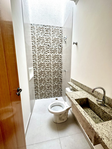 Casa à venda Jardim Santo Antoninho com 110m² e 3 quartos por R$ 730.000 - 1212341908-banheiro-segundo-pavimento.jpeg