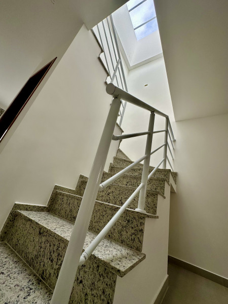 Casa à venda Jardim Santo Antoninho com 110m² e 3 quartos por R$ 730.000 - 721752010-escada.jpeg