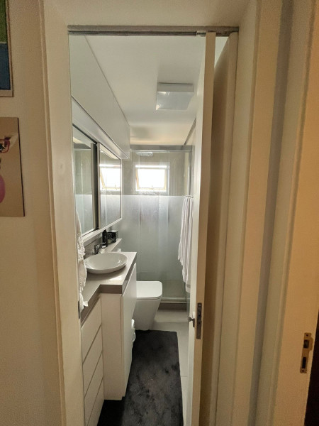 Apartamento à venda Jardim Aeroporto com 49m² e 2 quartos por R$ 470.000 - 2016169662-banheiro-a.jpeg