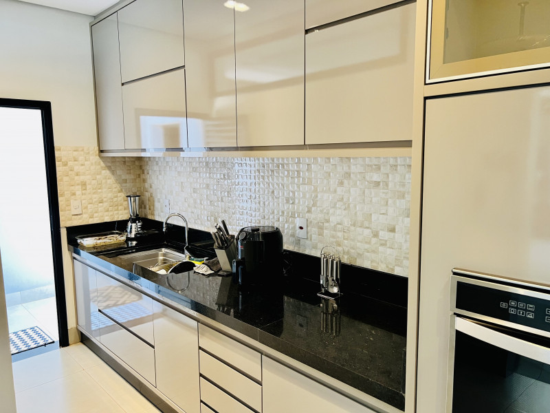 Casa de condomínio à venda Centro com 308m² e 4 quartos por R$ 2.995.000 - 374372801-71152a73-4368-450c-ba0d-e50283359392.jpeg