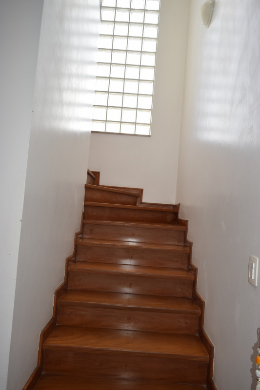 Casa à venda Jardim Itatinga com 350m² e 3 quartos por R$ 1.750.000 - 685250005-escada-para-piso-superior.JPG