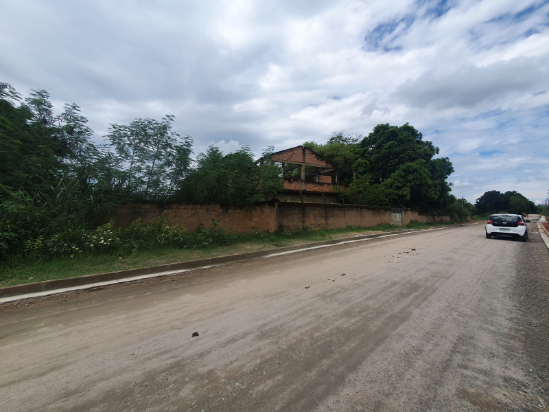 Terreno à venda Santa Rosa com 2700m² e 1 quarto por R$ 170.000 - 228098153-muro-dos-lotes-10111213.jpg