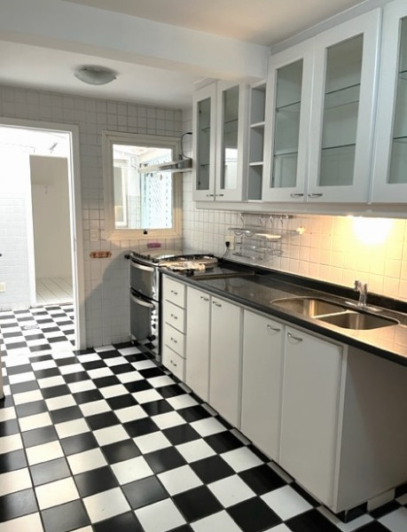 Casa para alugar Itaim Bibi com 200m² e 3 quartos por R$ 14.000 - 489321449-cozinha-vista-para-fundos.jpg