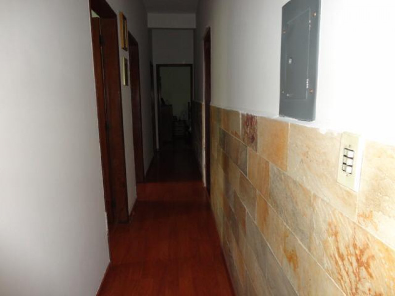 Casa à venda Universitário com 413m² e 4 quartos por R$ 930.000 - 2040646907-corredor.jpeg