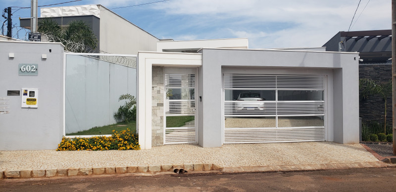 Casa à venda Jardim América com 403m² e 3 quartos por R$ 1.300.000 - 1066459211-frente-casa.jpg