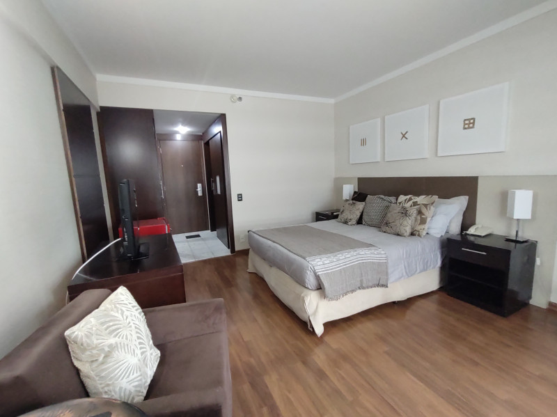 Apartamento à venda Paraíso com 30m² e 1 quarto por R$ 450.000 - 977670456-quarto-visto-das-poltronas.jpg