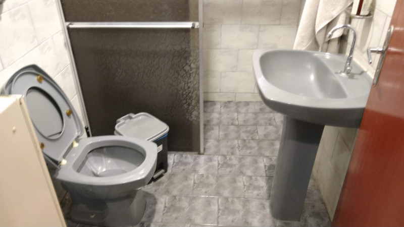 Casa à venda Vila São Joaquim com 174m² e 4 quartos por R$ 370.000 - 1819250808-banheiro-da-frente.jpg