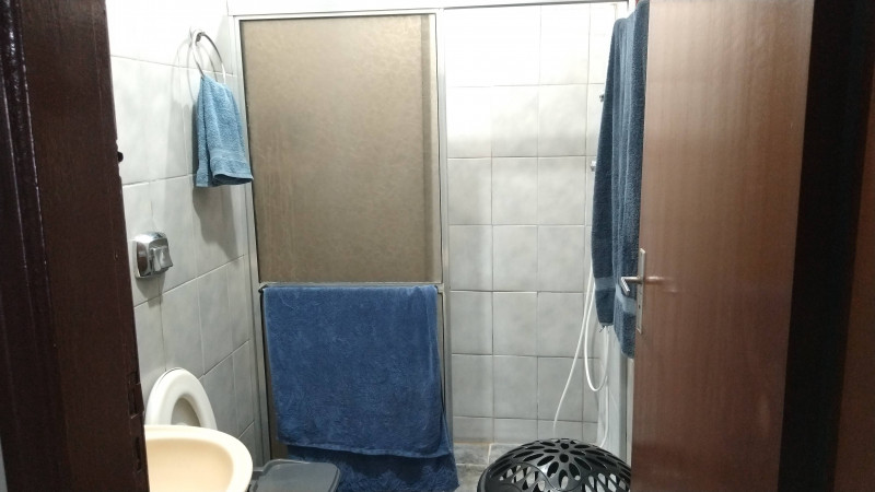 Casa à venda Vila São Joaquim com 174m² e 4 quartos por R$ 370.000 - 556680915-banheiro-do-fundo.jpg