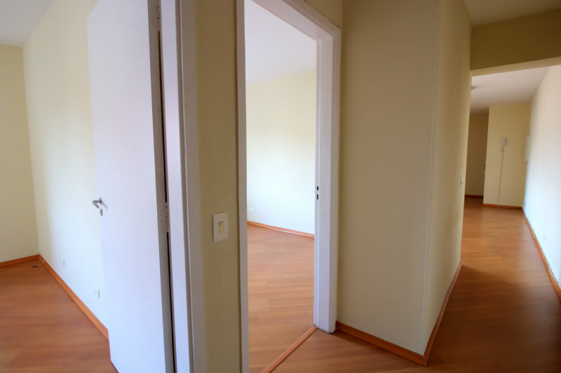 Apartamento à venda Planalto Paulista com 80m² e 2 quartos por R$ 500.000 - 1964785521-11-corredor-portas-dos-quartos.jpg