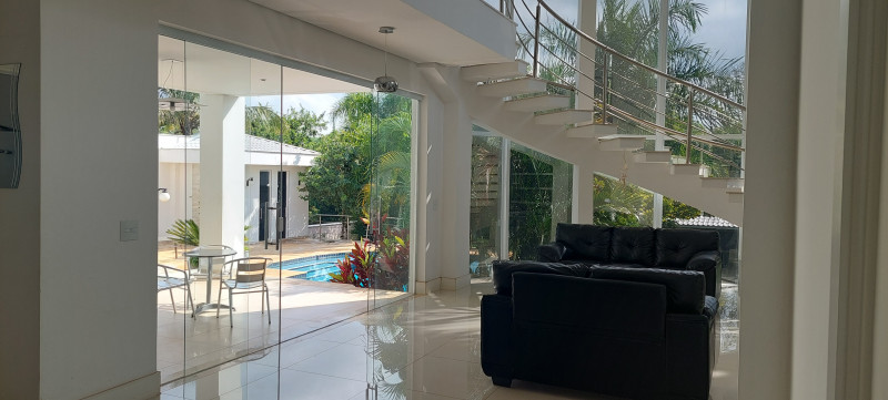 Casa de condomínio à venda Centro com 1000m² e 5 quartos por R$ 4.300.000 - 1312618395-vista-sala-social-escada.jpg
